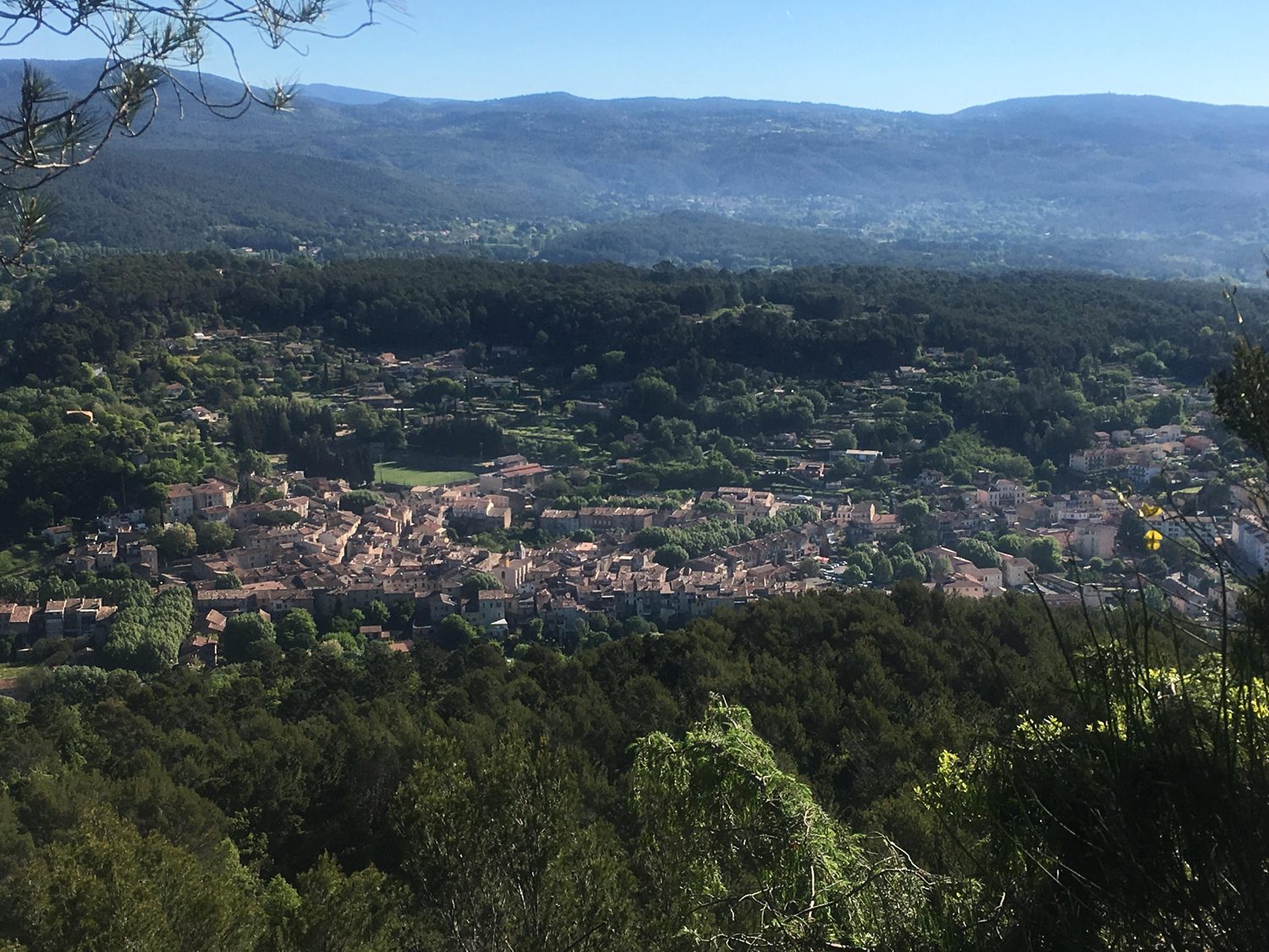 Le village de Salernes vu depuis les hauteurs, entouré de collines boisées